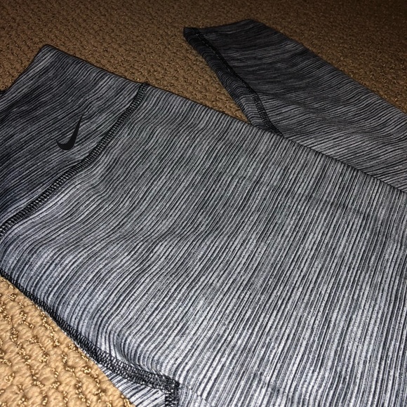 Nike Dri-Fit Legendary Leggings - Picture 3 of 5